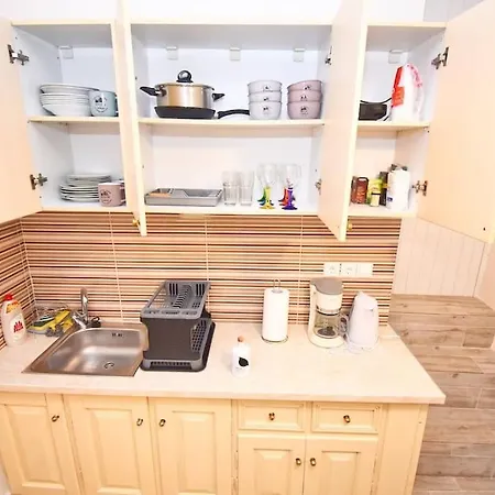 Traditional House With Ivy Garden Appartement