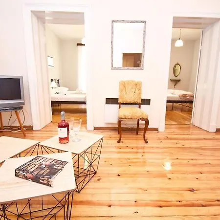 Apartament Traditional House With Ivy Garden