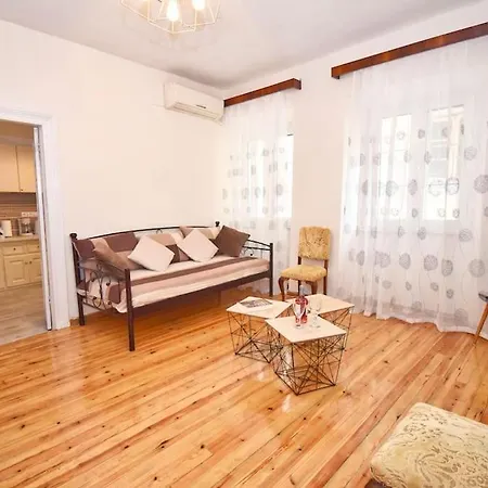 Traditional House With Ivy Garden Apartament