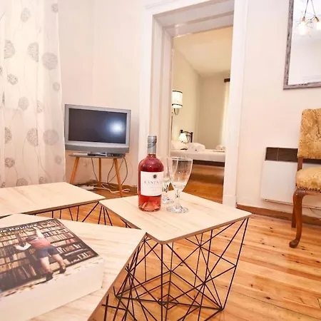 Traditional House With Ivy Garden Apartament *