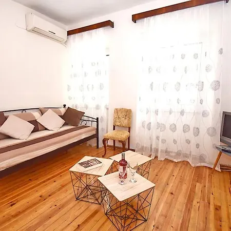 Traditional House With Ivy Garden Apartament *