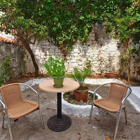 Apartament Traditional House With Ivy Garden