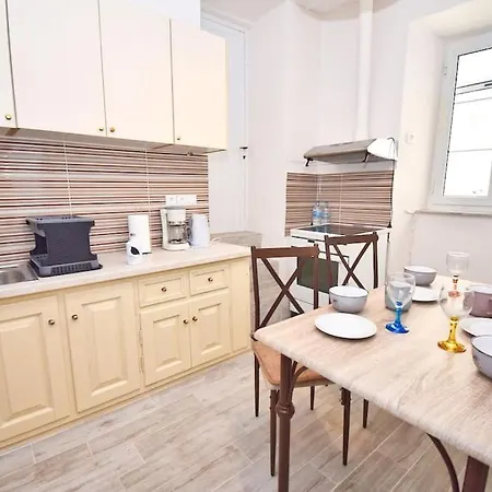 Traditional House With Ivy Garden *