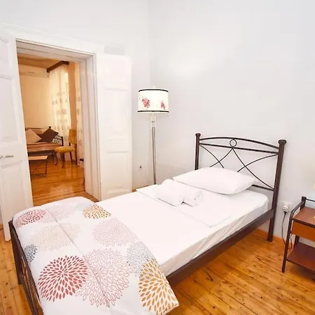 Traditional House With Ivy Garden Apartament *