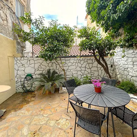 Appartement Traditional House With Ivy Garden