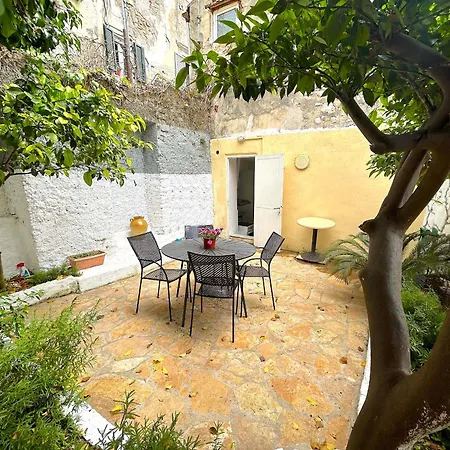 Traditional House With Ivy Garden Apartament *