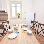 Traditional House With Ivy Garden 아파트