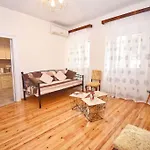Traditional House With Ivy Garden 아파트