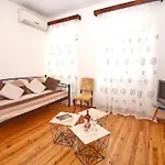 Traditional House With Ivy Garden 아파트 *