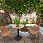 아파트 Traditional House With Ivy Garden
