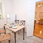아파트 Traditional House With Ivy Garden *