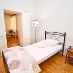 Traditional House With Ivy Garden 아파트 *