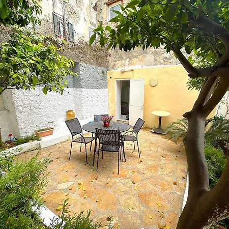 Traditional House With Ivy Garden 아파트 *
